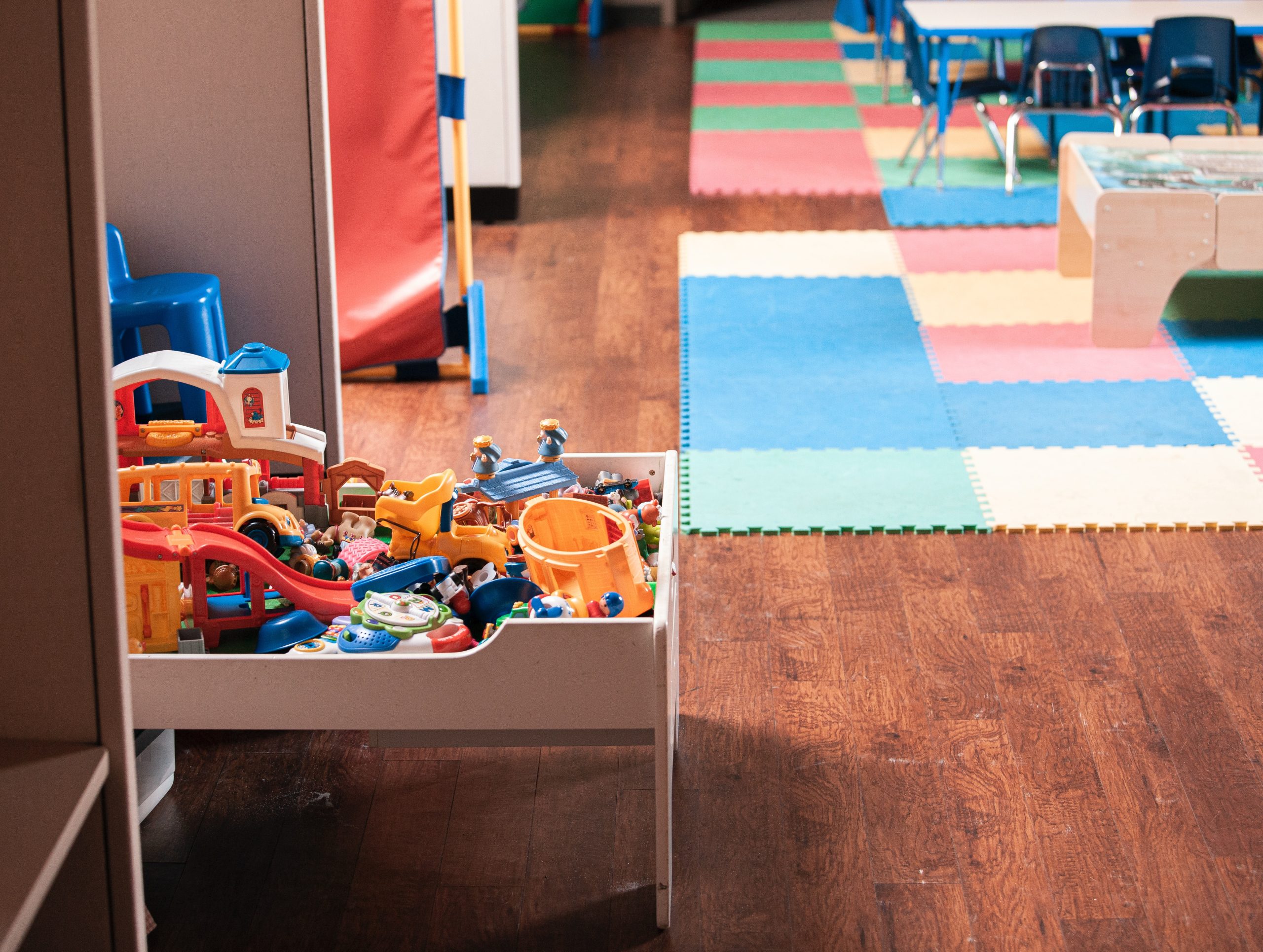 Wewnętrzne place zabaw: Przestrzeń pełna radości i nauki dla dzieci