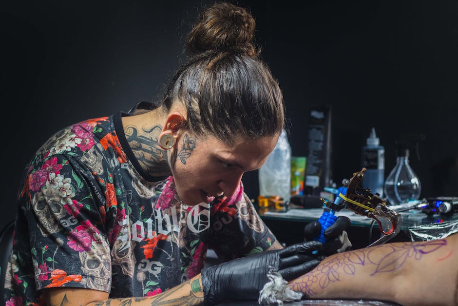 Rozważania na temat procesu tatuowania – od konsultacji po sesję cieniowania