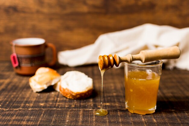 Czy naturalne słodkości mogą zastąpić cukier? Przegląd korzyści zdrowotnych związanych z konsumpcją miodów nektarowych